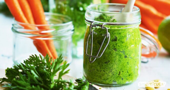 Statt es wegzuwerfen, kannst du aus dem Blattggrün deiner Karottenernte Möhrengrün-Pesto herstellen - köstlich würzig und vitalstoffreich!