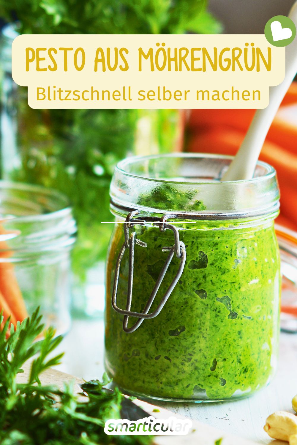 Statt es wegzuwerfen, kannst du aus dem Blattggrün deiner Karottenernte Möhrengrün-Pesto herstellen - köstlich würzig und vitalstoffreich!