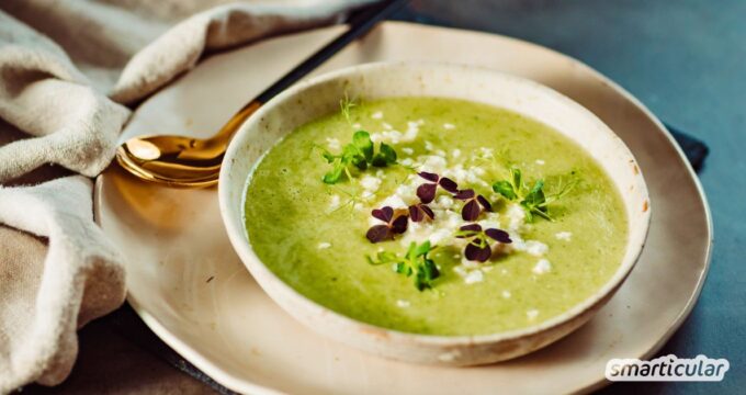 Mit der Zubereitung einer würzigen Möhrengrün-Suppe kannst du das Karottengrün lecker verwerten und jede Menge Vitalstoffe genießen.