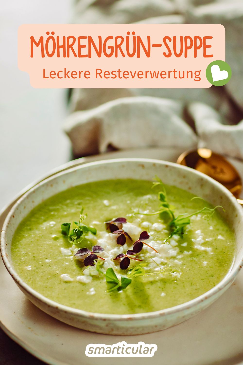 Mit der Zubereitung einer würzigen Möhrengrün-Suppe kannst du das Karottengrün lecker verwerten und jede Menge Vitalstoffe genießen.