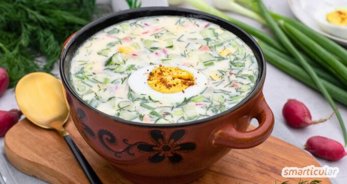 Okroschka ist eine kalte russische Suppe, die du dir im Sommer nicht entgehen lassen solltest - ein erfrischendes, nährstoffreiches Rezept.