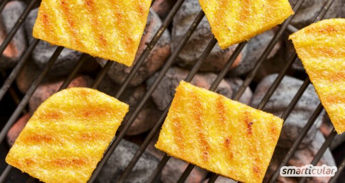 Polenta gegrillt ist eine originelle Beilage fürs Grillbuffet oder einen schönen kulinarischen Abend mit Freunden - unbedingt probieren!