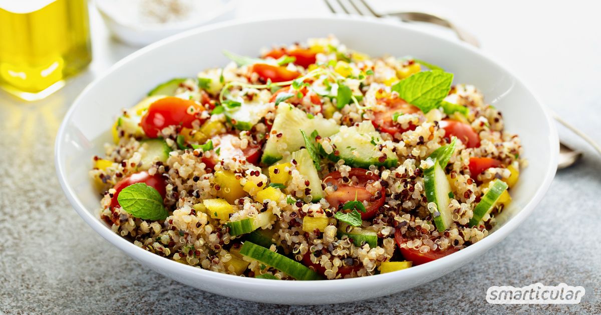 Ein Quinoasalat lässt sich mit wenigen frischen Zutaten zubereiten und vielfältig ergänzen - hier findest du Tipps und optionale Zutaten.