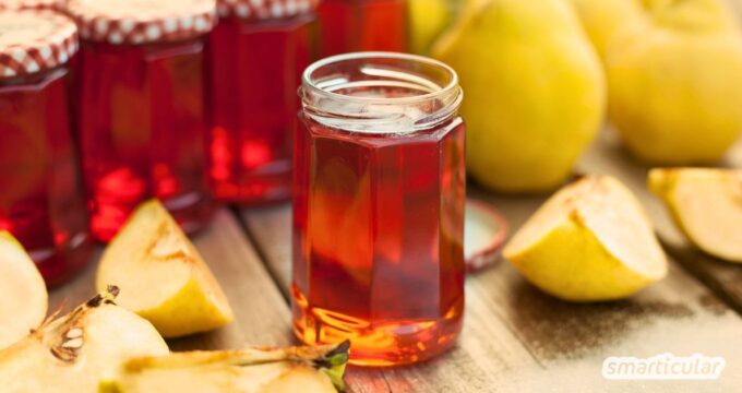 Frei von Fruchtfleisch und Kernen ist Quittengelee ein besonders feiner Genuss. Du kannst es aus drei Zutaten ohne Gelierzucker zubereiten.