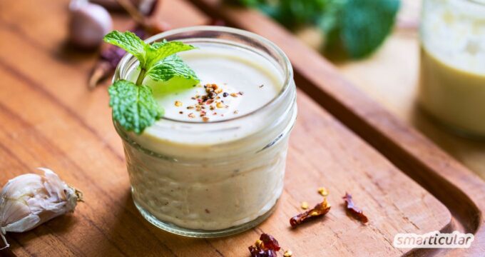 Ein Tahini-Dressing ist blitzschnell fertig und ähnlich cremig wie eine Salatsauce mit Mayonnaise - enthält aber mehr gesunde Inhaltstoffe.