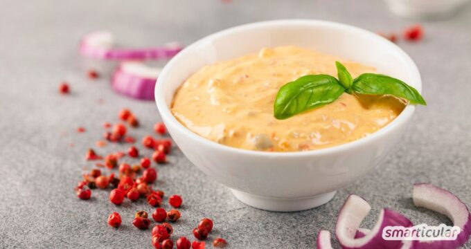 Ein klassisches Thousand-Islands-Dressing besteht vor allem aus Mayonnaise und Joghurt - es geht aber auch vegan und mit weniger Zucker.