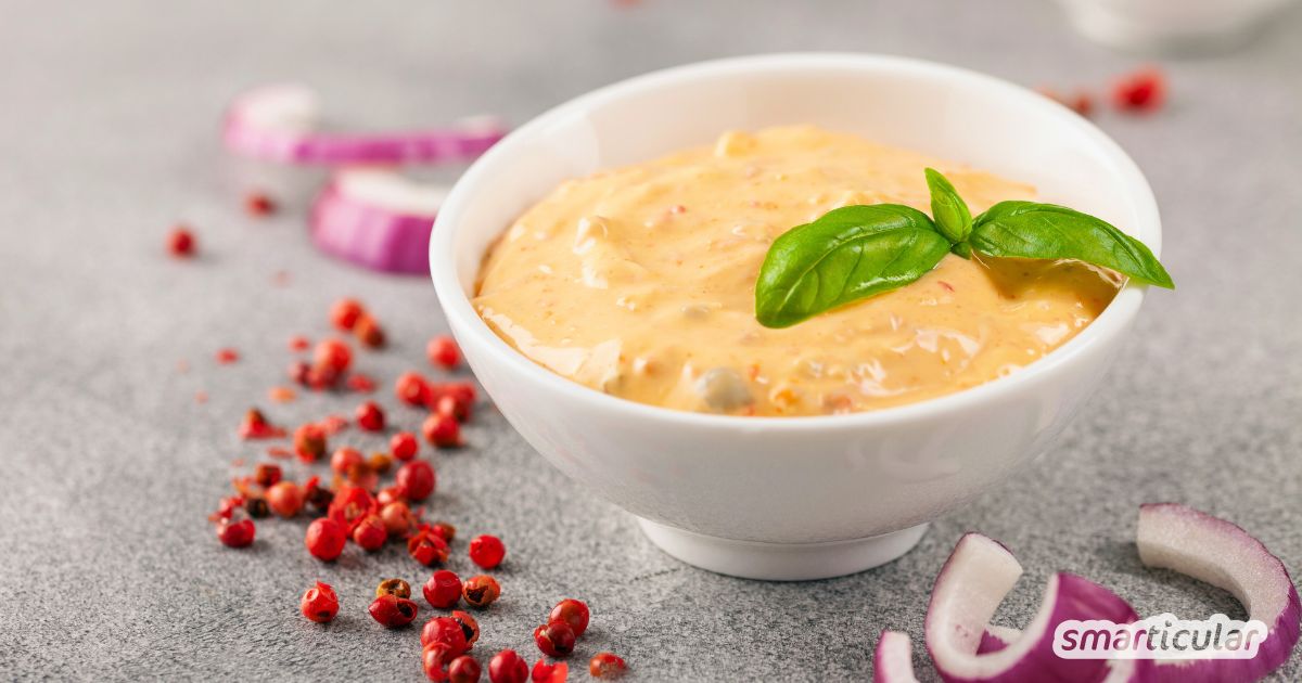 Ein klassisches Thousand-Islands-Dressing besteht vor allem aus Mayonnaise und Joghurt - es geht aber auch vegan und mit weniger Zucker.