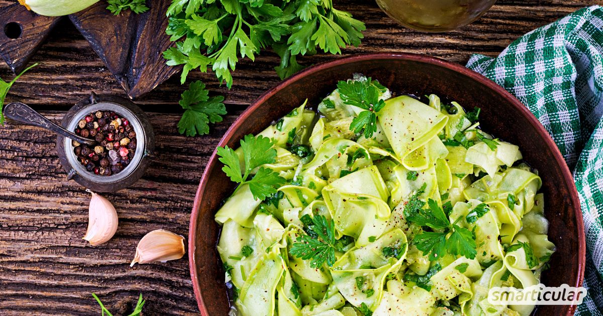Zucchinisalat: Köstliches Rezept mit feinen Gemüsestreifen ... Zucchinisalat: Köstliches Rezept mit feinen Gemüsestreifen ...