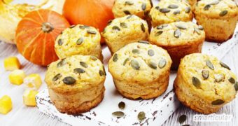 Diese veganen Kürbis-Muffins kannst du süß oder herzhaft zubereiten und als Nachmittagssnack, Frühstück oder auf der Halloweenparty genießen.