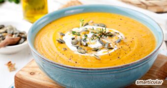Kürbissuppe ist ein echter Klassiker unter den Herbstgerichten. Sie lässt sich schnell und einfach zubereiten und ist wunderbar cremig.