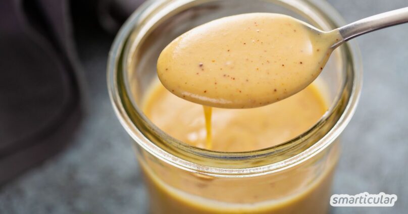 Eine Honig-Senf-Sauce schmeckt einfach köstlich und lässt sich in wenigen Minuten selber machen - für Gegrilltes, Gemüse, Kartoffeln und Co.
