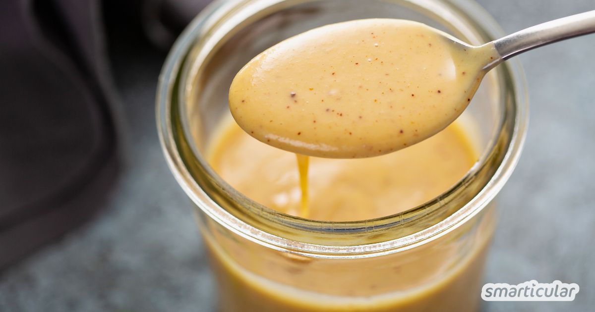 Eine Honig-Senf-Sauce schmeckt einfach köstlich und lässt sich in wenigen Minuten selber machen - für Gegrilltes, Gemüse, Kartoffeln und Co.