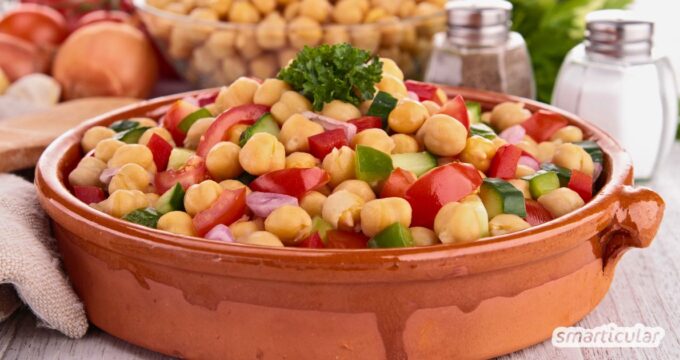 Ein saftiger Kichererbsensalat lässt sich schnell zubereiten und versorgt dich mit hochwertigem Protein und anderen wichtigen Vitalstoffen.