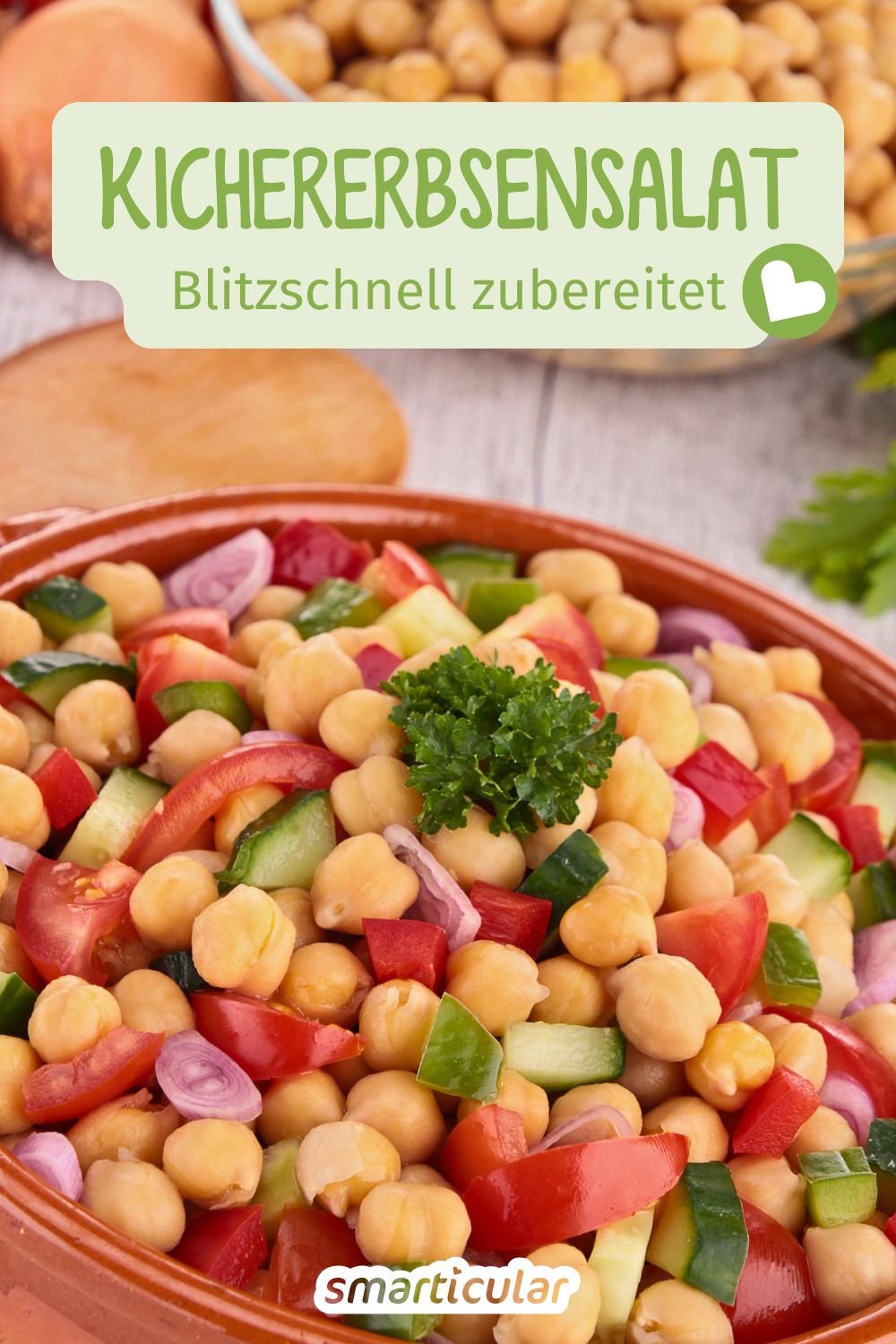 Ein saftiger Kichererbsensalat lässt sich schnell zubereiten und versorgt dich mit hochwertigem Protein und anderen wichtigen Vitalstoffen.