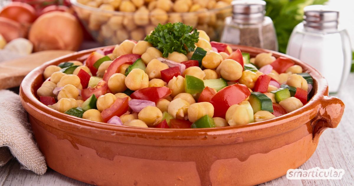 Ein saftiger Kichererbsensalat lässt sich schnell zubereiten und versorgt dich mit hochwertigem Protein und anderen wichtigen Vitalstoffen.