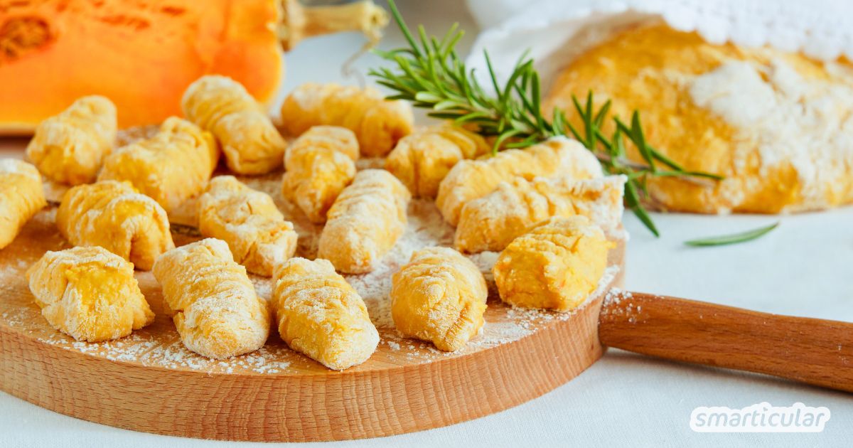 Kürbis-Gnocchi sehen wahnsinnig appetitlich aus und schmecken aromatischer als das Grundrezept aus Kartoffeln – unbedingt probieren!
