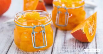 Kürbiskompott gehört zu den besonders einfachen und vielseitigen Kürbisgerichten - du kannst es direkt servieren oder haltbar machen.