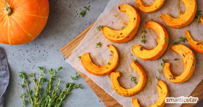 Um einen zartschmelzenden, aromatischen Ofenkürbis zuzubereiten, braucht es nicht viel. Und die Zubereitung ist simpel - unbedingt probieren!