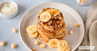 Mit Protein-Pancakes startest du gesund und lecker in den Tag. Du kannst das Rezept klassisch mit Ei oder rein pflanzlich zubereiten.
