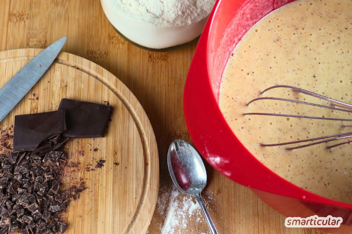 schoko-nuss-kuchen-rezept-vegan-einfach-2 Für diesen Schoko-Nuss-Kuchen brauchst du wenige Zutaten, eine Tasse zum Abmessen und eine Backform - schon kann das Backvergnügen losgehen.