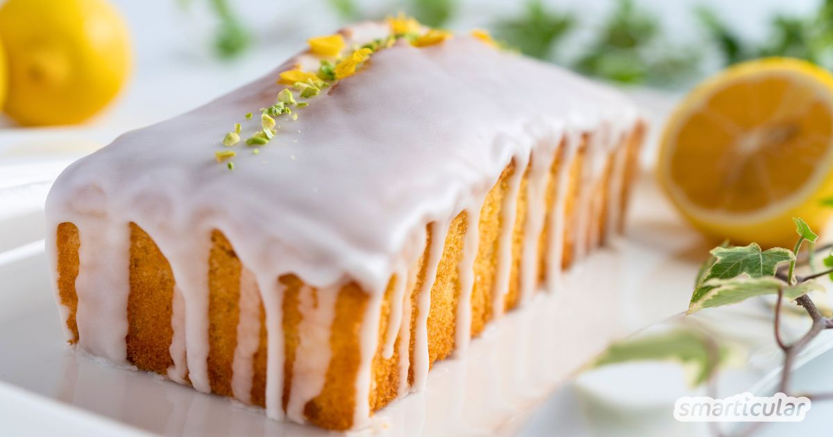 Ein veganer Zitronenkuchen lässt sich aus wenigen Zutaten zubereiten - kinderleicht und super-saftig mit diesem einfachen Tassenrezept!