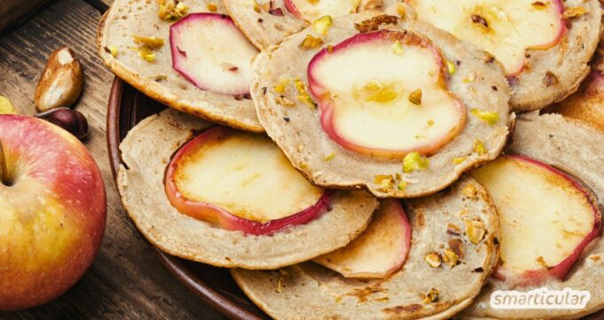 Dieses Rezept für Apfelpfannkuchen wird mit Haferflocken und Apfelmark statt Kristallzucker zubereitet - saftig-süß und vitalstoffreich.