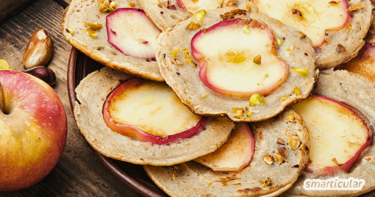 Dieses Rezept für Apfelpfannkuchen wird mit Haferflocken und Apfelmark statt Kristallzucker zubereitet - saftig-süß und vitalstoffreich.