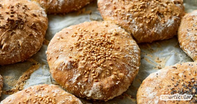 Das einfache Rezept für Dinkelbrötchen gelingt mit wenig Hefe und langer Teigführung ebenso gut wie in einer schnelleren Variante.
