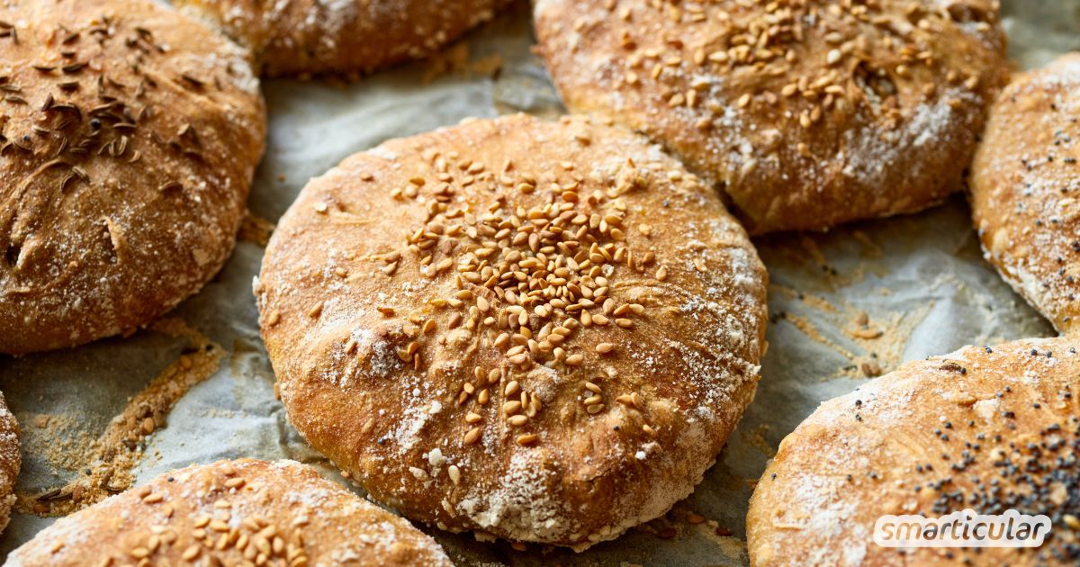 Das einfache Rezept für Dinkelbrötchen gelingt mit wenig Hefe und langer Teigführung ebenso gut wie in einer schnelleren Variante.