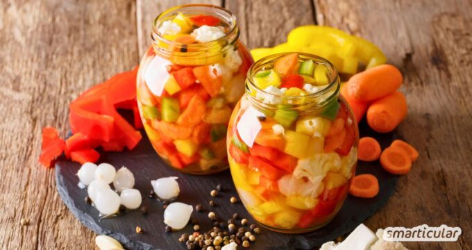 Gemüse sauer einlegen ist eine einfache Möglichkeit zahlreiche Gemüsesorten lecker zu konservieren - mit Grundrezept, Würzideen und mehr.