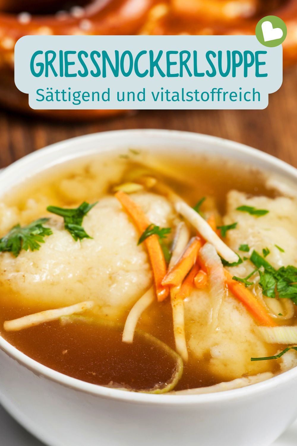 Eine Griesknockerlsuppe vereint sättigende Griesklößchen mit gesundem Herbstgemüse - einfach zuzubereiten und richtig lecker!