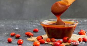 Bestimmt kennst du Hagebuttentee, aber hast du auch schon einmal süß-säuerliches Hagebuttenmus selber gemacht? Unbedingt ausprobieren!