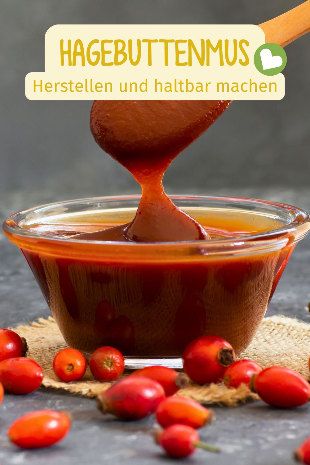 Bestimmt kennst du Hagebuttentee, aber hast du auch schon einmal süß-säuerliches Hagebuttenmus selber gemacht? Unbedingt ausprobieren!