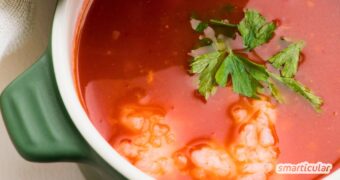 Eine Tomatensuppe mit Reis ist schnell gemacht und eine leckere Möglichkeit, Reisreste zu verwerten. Probiere es gleich mal aus!