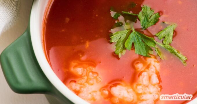 Eine Tomatensuppe mit Reis ist schnell gemacht und eine leckere Möglichkeit, Reisreste zu verwerten. Probiere es gleich mal aus!