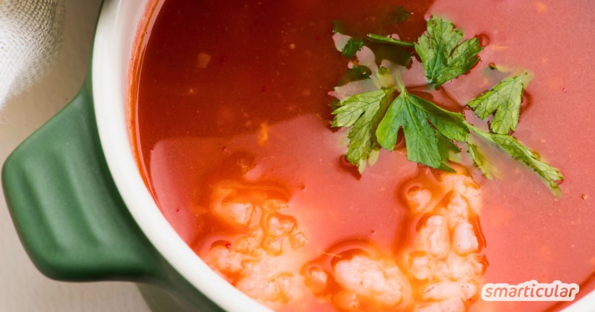 Eine Tomatensuppe mit Reis ist schnell gemacht und eine leckere Möglichkeit, Reisreste zu verwerten. Probiere es gleich mal aus!