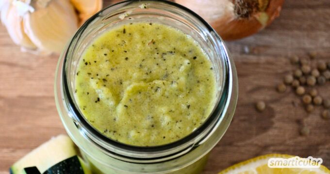 Ein würziger Zucchini-Aufstrich ist schnell gemacht und eine köstliche Möglichkeit, die Zucchini-Ernte abwechslungsreich zu genießen