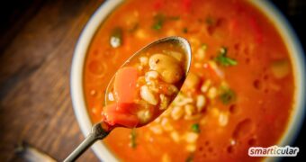 Dank Perl-Dinkel lässt sich diese sättigende Dinkelsuppe (