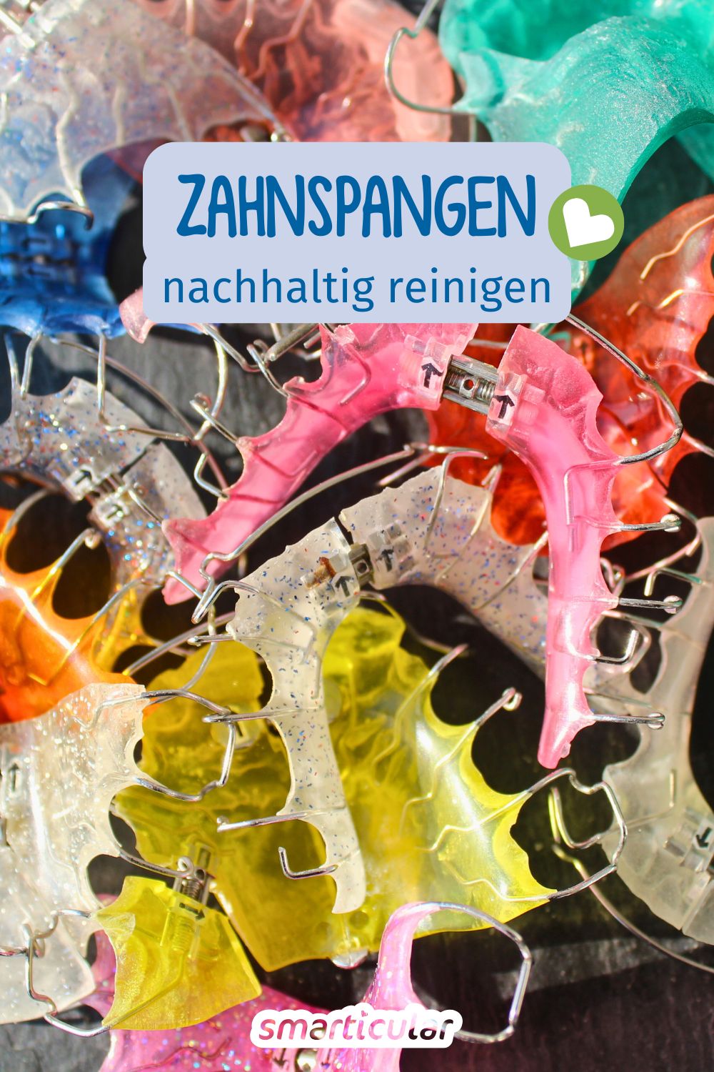 Wie du deine Zahnspange reinigst, mit Hausmitteln wie Natron oder Essig und dabei Umwelt, Gesundheit und Geldbeutel schonst.