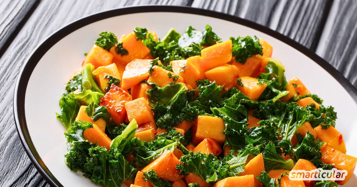 Lust auf Vitamine statt Winterblues? Unser lauwarmer Grünkohlsalat mit gerösteten Süßkartoffeln ist das perfekte Soulfood für kalte Tage!