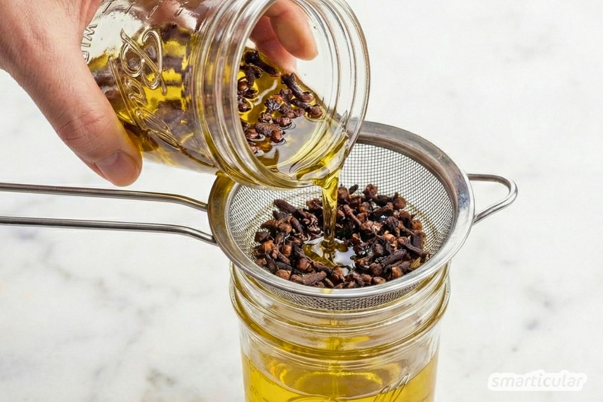 Nelkenöl einfach selber machen: Anleitung und Tipps, wie sich das heilsame Mazerat bei Zahnproblemen, Insektenstichen und unreiner Haut verwenden lässt.