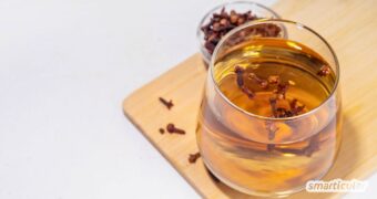 Nelkenwasser selber machen: Erfahre alles über Wirkung, Anwendung und die richtige Zubereitung des vielseitigen Naturheilmittels.