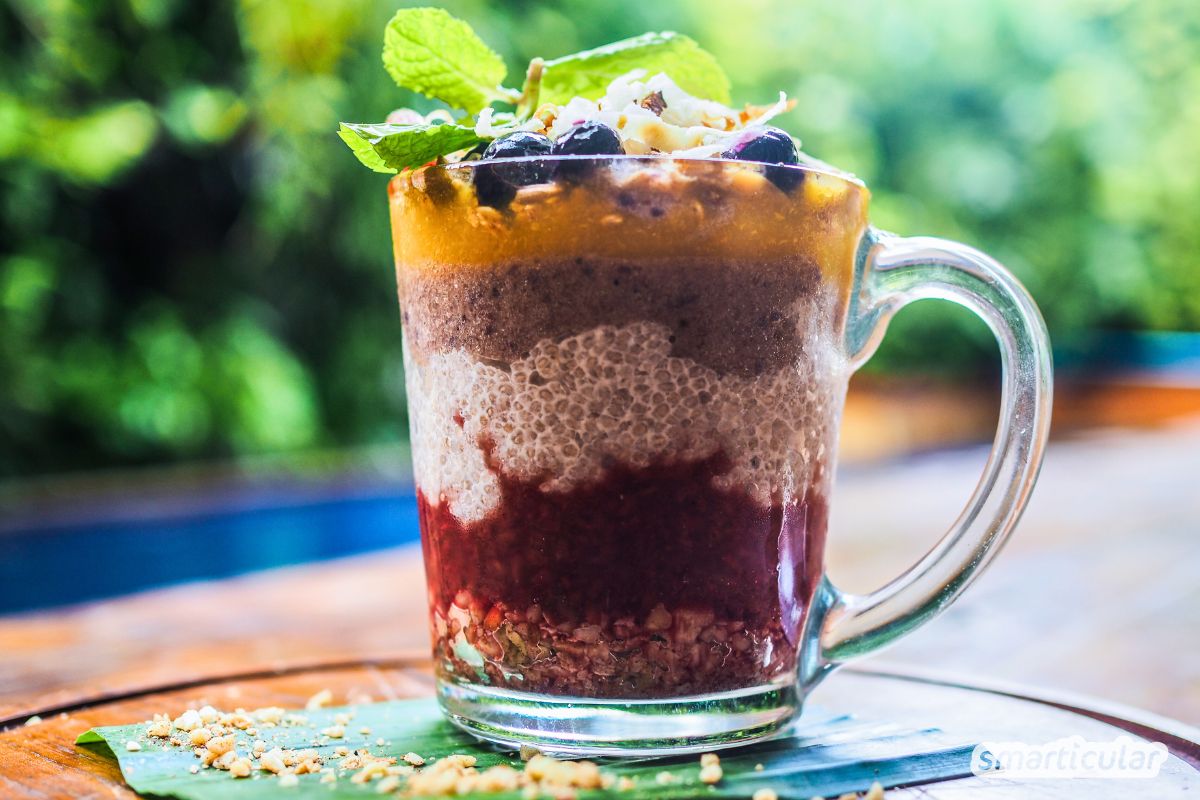 Gesund und nachhaltig frühstücken: Chia-Pudding mit Omega-3 und Ballaststoffen macht fit und satt - ein Grundrezept mit vielen Variationen.
