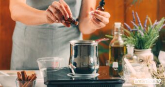 Wie lange hält selbstgemachte Kosmetik? Erfahre hier, wie lange Cremes, Deos, Shampoo-Bars, Peelings und Co. typischerweise verwendbar sind.