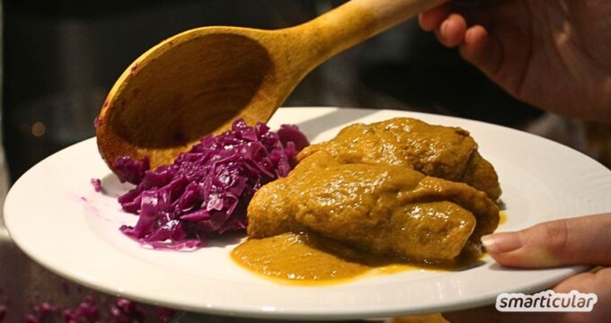 Entdecke ein köstliches Rezept für Seitan-Rouladen mit saftiger Fleischalternative, würziger Füllung und pflanzlicher Bratensoße.