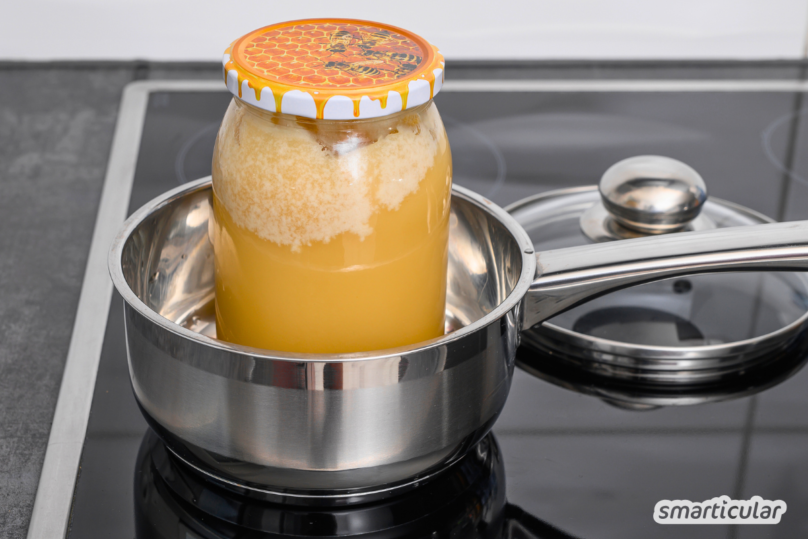 Hart gewordener Honig im Wasserbad.