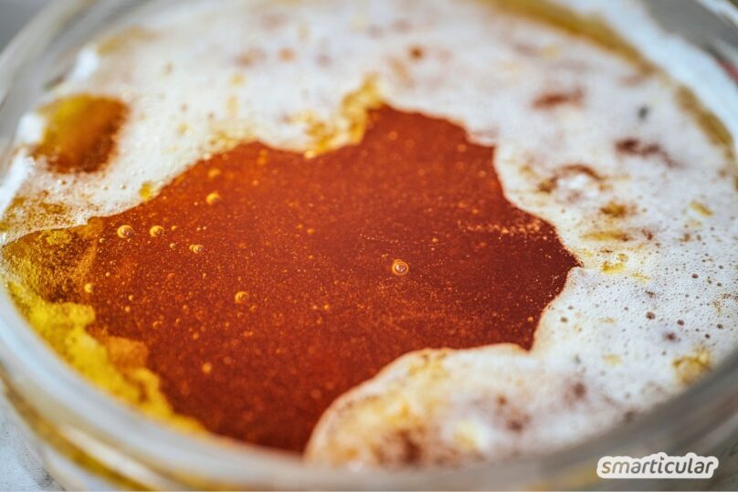 Gärender Honig, mit weißem Schaum auf der Oberfläche.