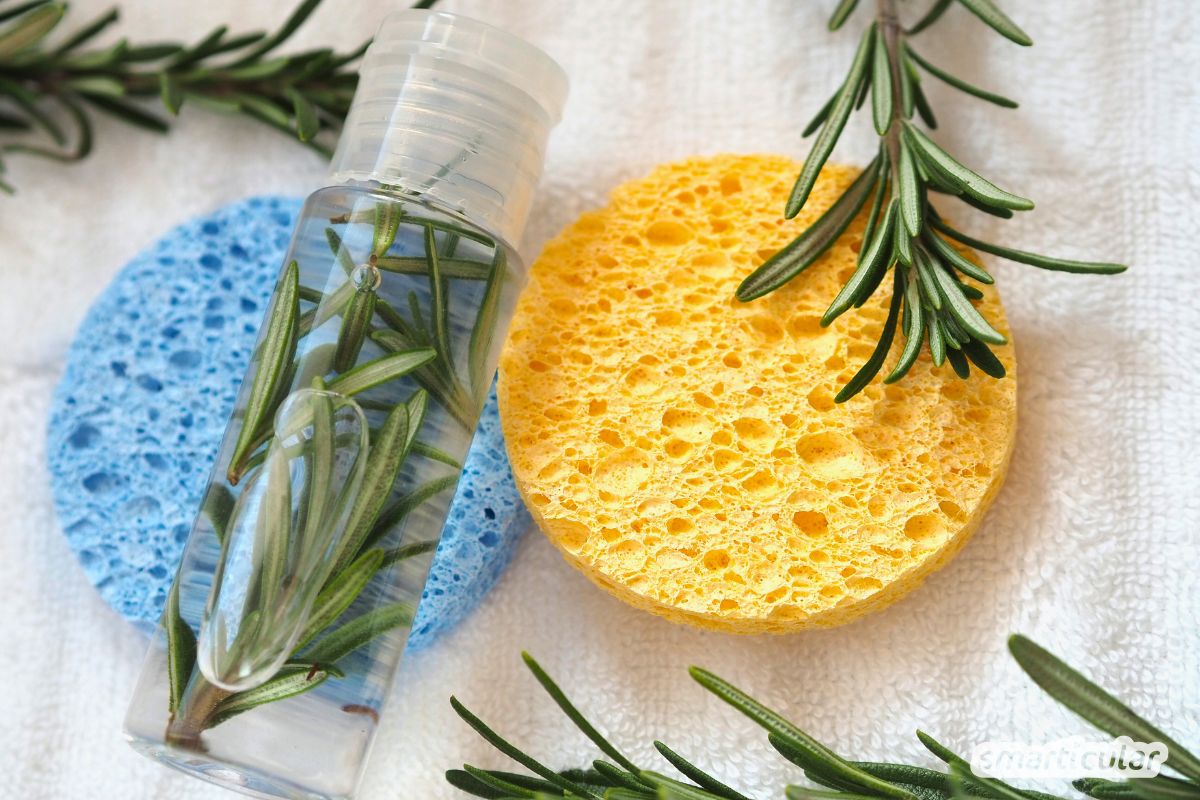 Dieses einfache Rezept für traditionelles Ungarnwasser mit Rosmarin, Minze und Zitrusschalen ergibt ein natürlich duftendes Pflegewasser.