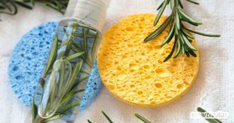 Dieses einfache Rezept für traditionelles Ungarnwasser mit Rosmarin, Minze und Zitrusschalen ergibt ein natürlich duftendes Pflegewasser.