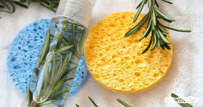 Dieses einfache Rezept für traditionelles Ungarnwasser mit Rosmarin, Minze und Zitrusschalen ergibt ein natürlich duftendes Pflegewasser.